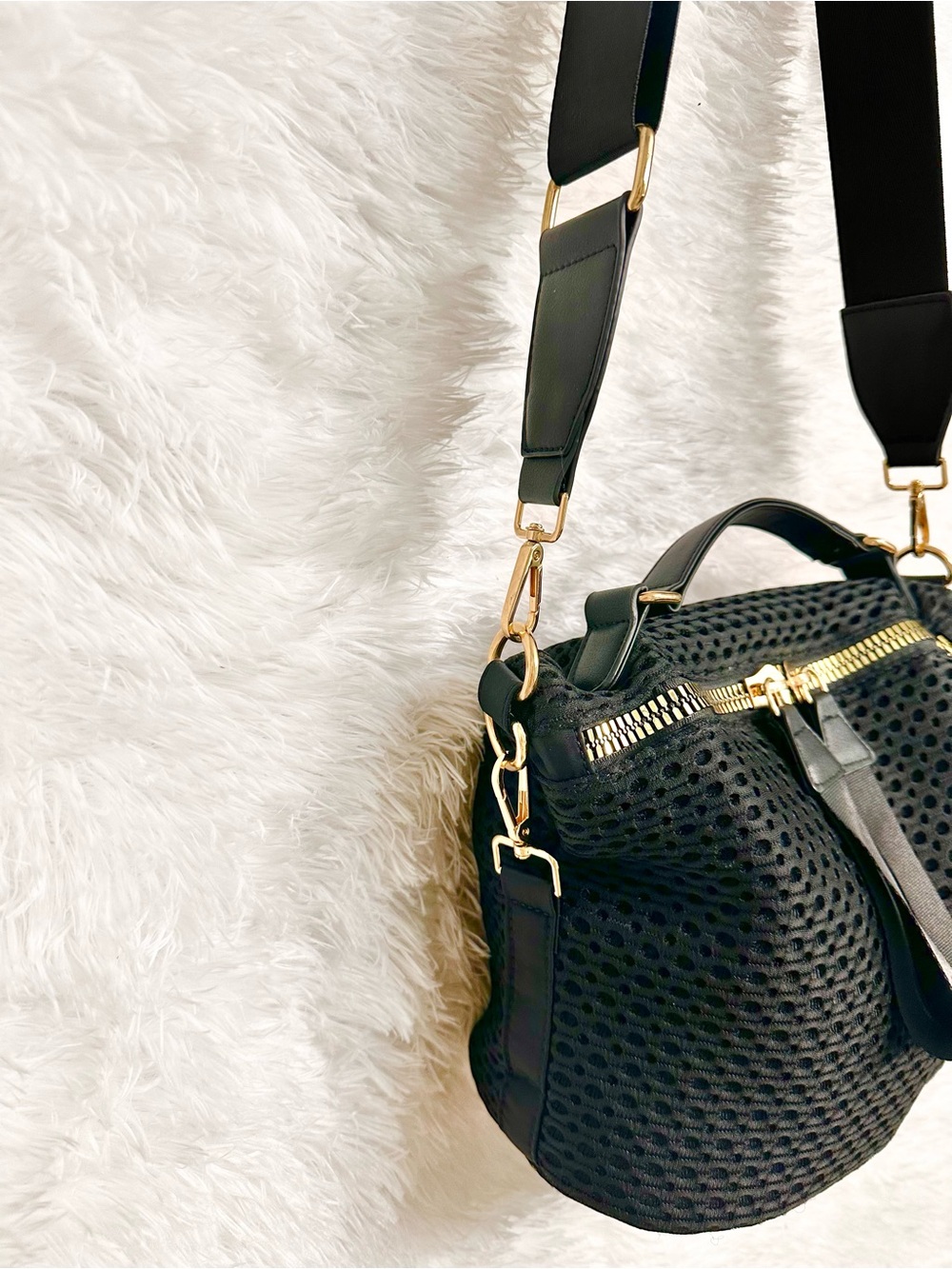 NWOT Black Textured Shoulder/Crossbody Bag With Chunky Gold Hardware - Picture 4 of 6